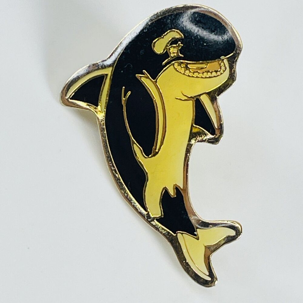 Vintage 1985 Sea World Shamu Orca Killer Whale Pinback Pin Souvenir Collectible